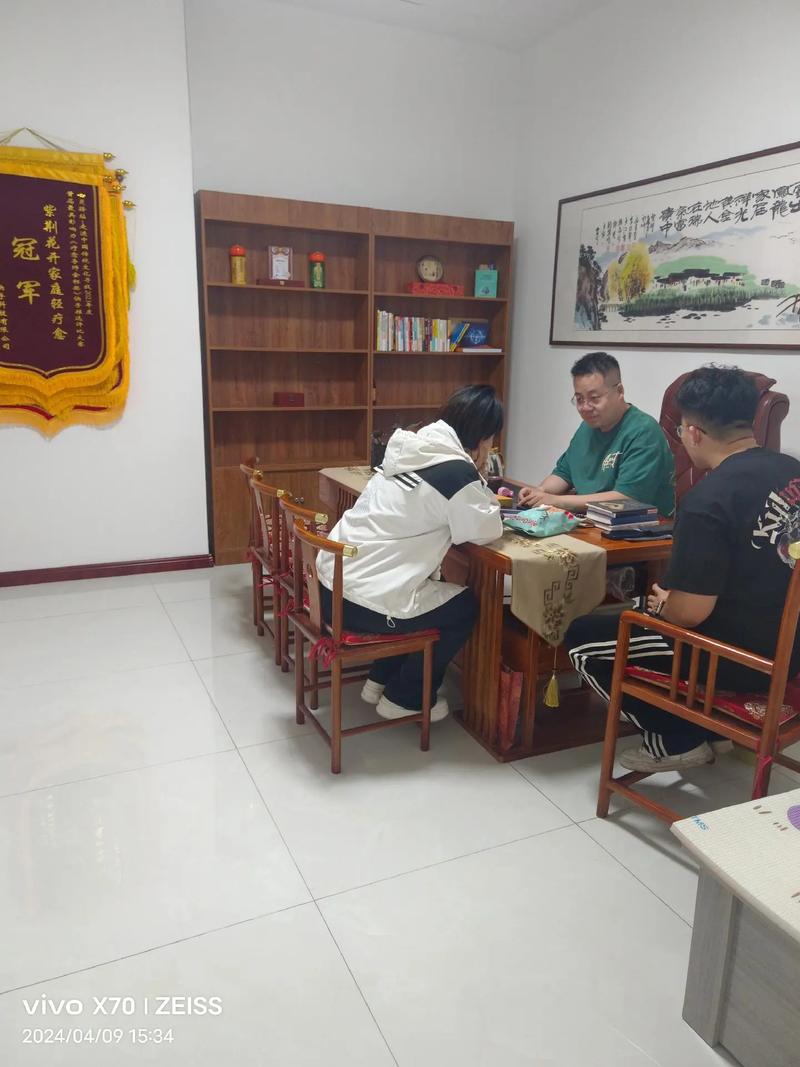 紫荆花开家庭轻疗愈店集心理咨询,家庭教育和学业规划为一体,专